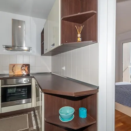 Trstenik Apartment, Cute Place With Sea View 아파트 스플리트